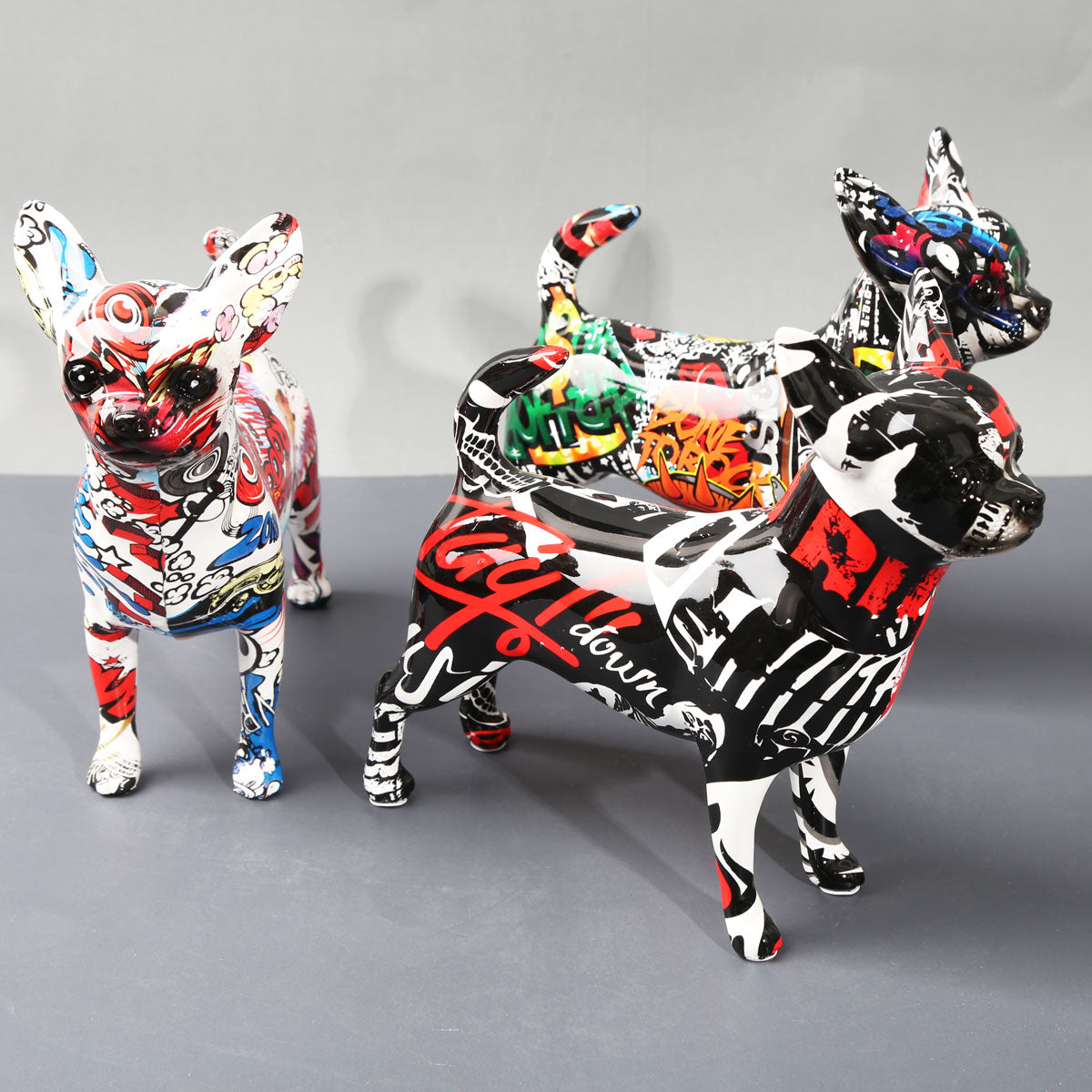 Kreative bemalte einfache Graffiti Farbe Chihuahua Hund Statue Dekorationen Hauseingang Weinkabinett Büro Dekor Harz Handwerk