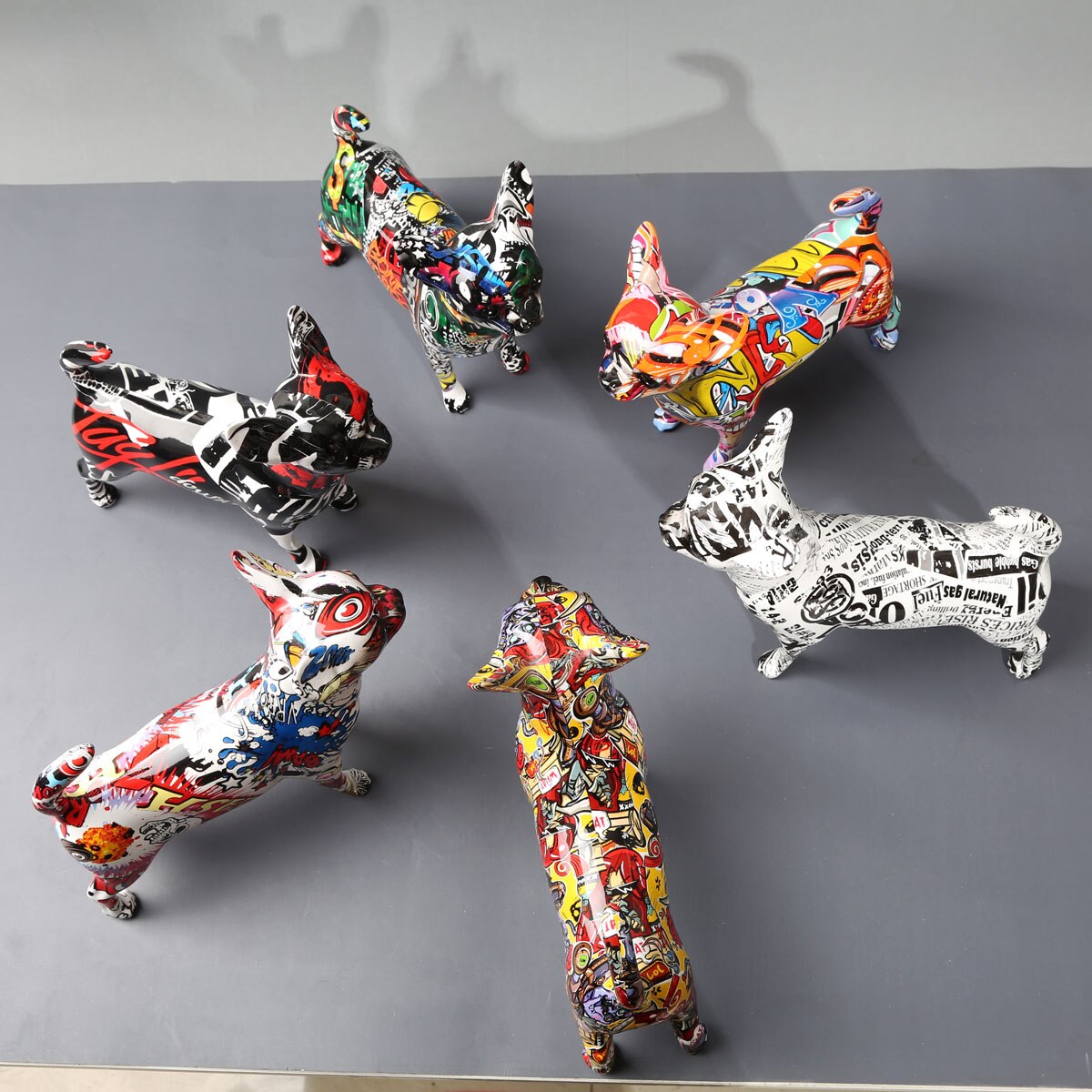 Kreative bemalte einfache Graffiti Farbe Chihuahua Hund Statue Dekorationen Hauseingang Weinkabinett Büro Dekor Harz Handwerk