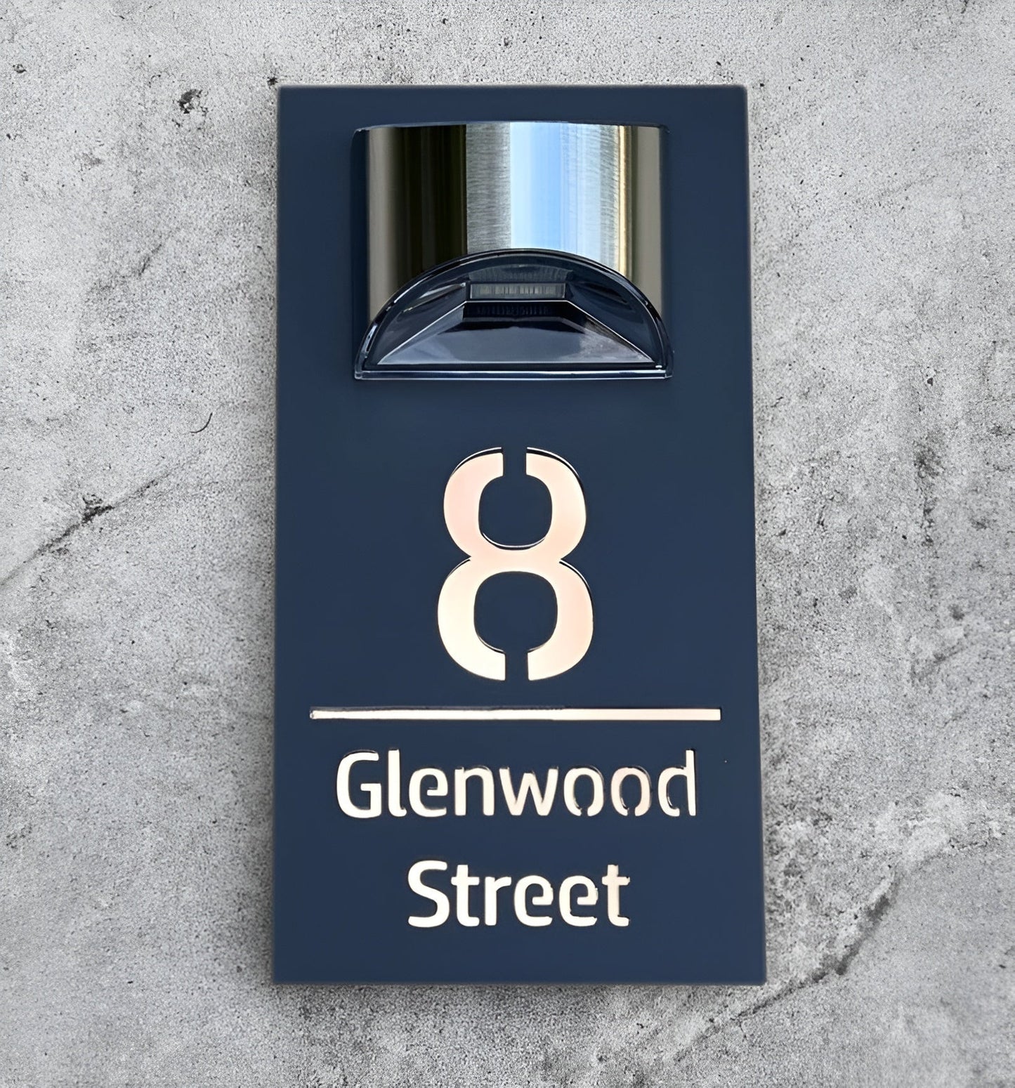 Frendorf | GlowSign - Personalisierte Hausnummer - mit Solarenergie beleuchtet