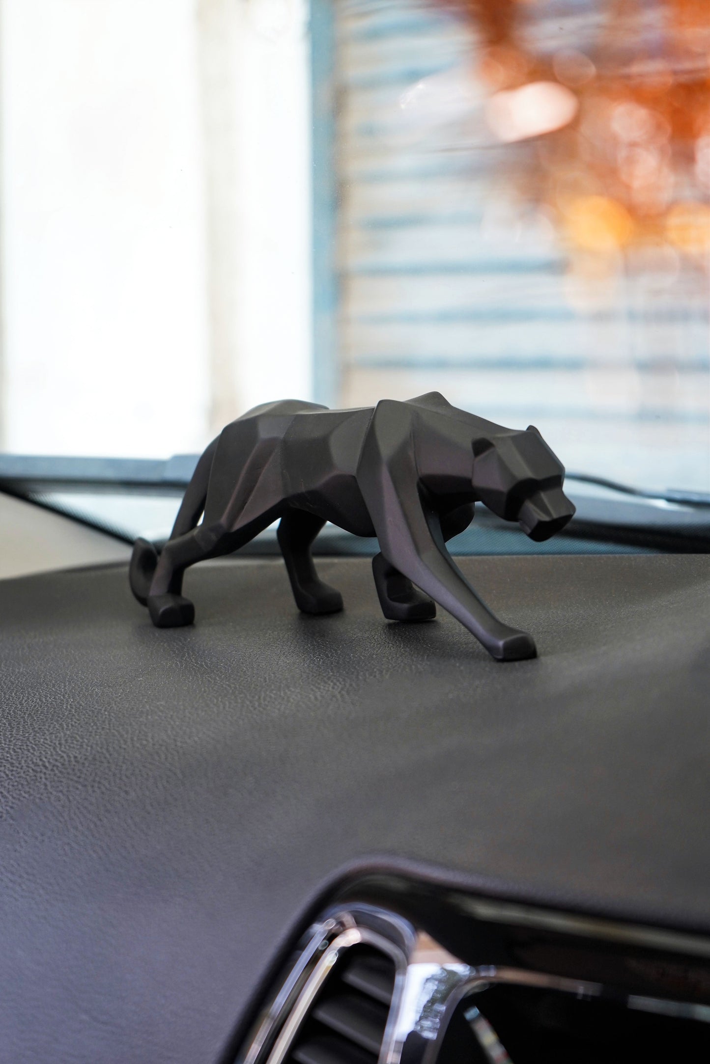 Geometrische Pantherstatue der modernen Kunst