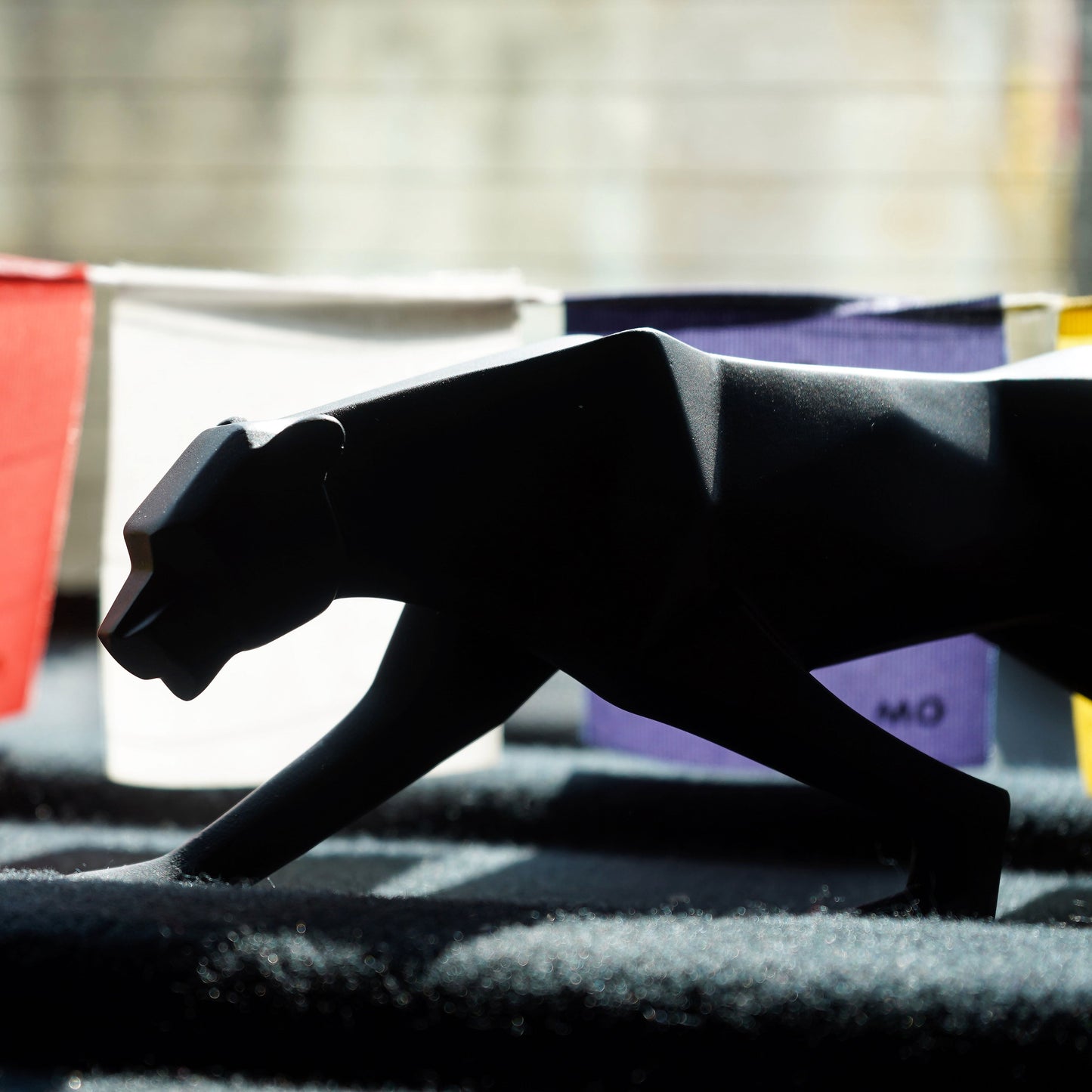 Geometrische Pantherstatue der modernen Kunst