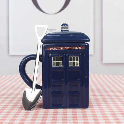Doctor Who Tardis kreative Polizeibox Tasse lustige Keramikkaffeetasse mit Löffel Geschenkkarton in Blau und Milchgetränken Frühstückstasse