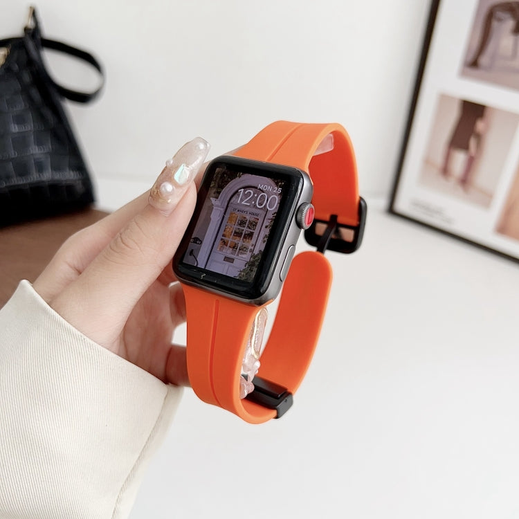 Frendorf | Für Apple Watch SE 2023 40mm Magnetische Quadratische Schnalle Silikon Uhrenarmband (Orange)