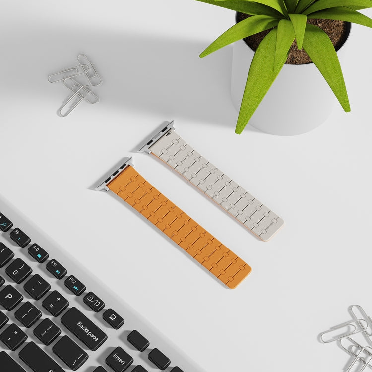 Frerndorf | Für Apple Watch Series 8 45mm Zwei Farb Loop Magnetische Silikon Armbanduhr (Orange+Sternenlicht)
