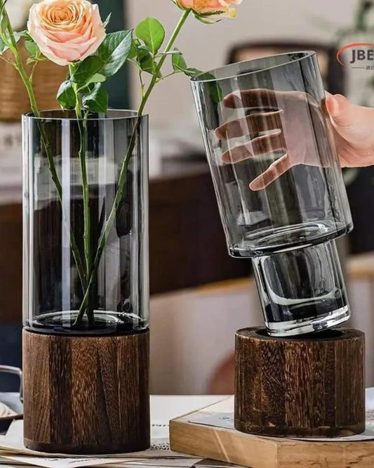 Glasblumenvase mit Holzsockel