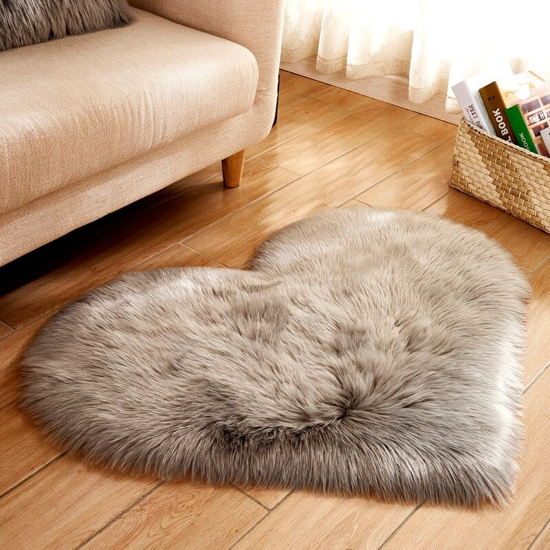 Flauschiger Teppich In Herzform