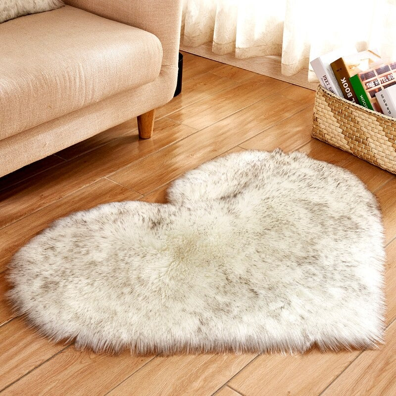Flauschiger Teppich In Herzform