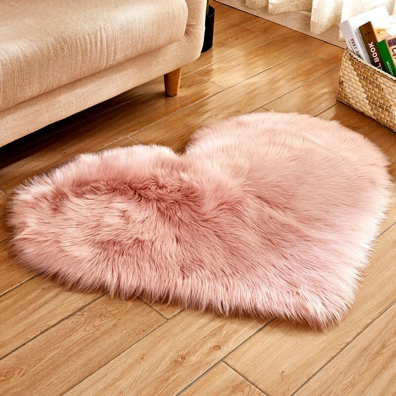 Flauschiger Teppich In Herzform