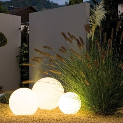 Wetterfestes Kugelförmiges LED Gartenlicht mit 16 Farben und Fernbedienung - Perfekt für Garten, Veranda & Party
