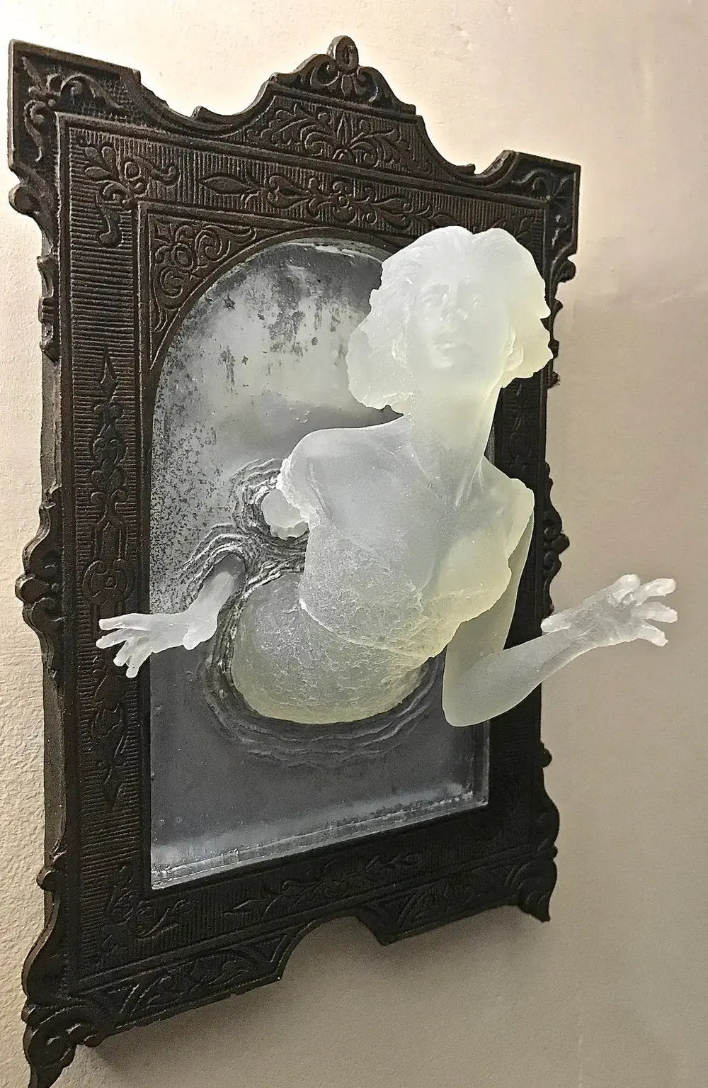 Frendorf | Geist im Spiegel – Leuchtende 3D-Wanddekoration aus Harz für geheimnisvolle Räume
