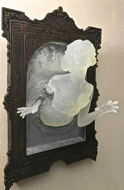 Frendorf | Geist im Spiegel – Leuchtende 3D-Wanddekoration aus Harz für geheimnisvolle Räume