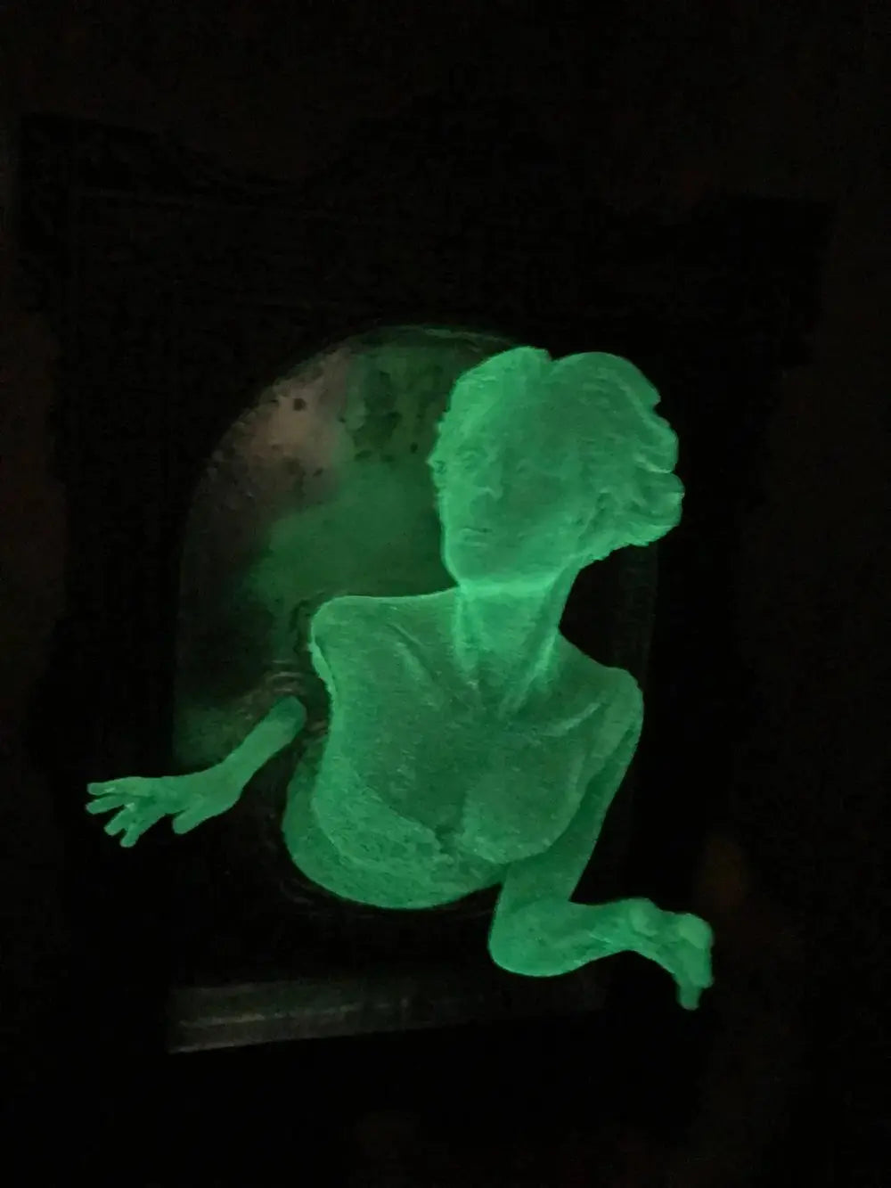 Frendorf | Geist im Spiegel – Leuchtende 3D-Wanddekoration aus Harz für geheimnisvolle Räume