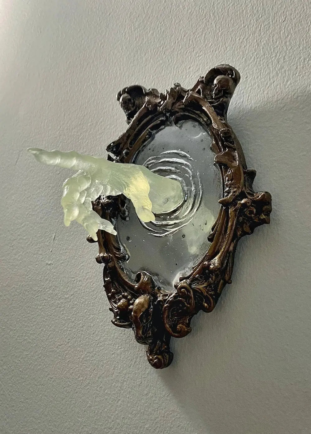 Frendorf | Geist im Spiegel – Leuchtende 3D-Wanddekoration aus Harz für geheimnisvolle Räume