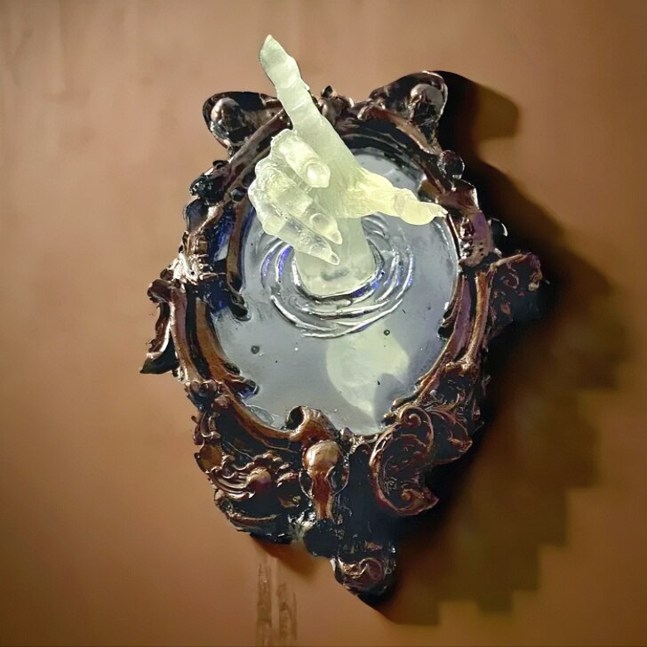 Gespenst im Spiegel Wandplakette Halloween Horror Skulptur Teufelshand Leuchtende Anzeige Spiegel Harz Kunsthandwerk Wohnkultur Neu 2023