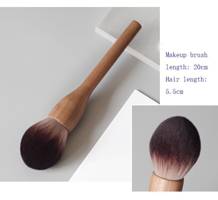 Makeup-Pinsel mit Holzgriff