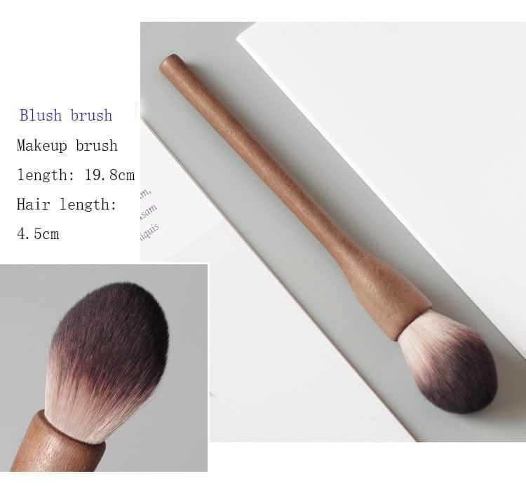 Makeup-Pinsel mit Holzgriff