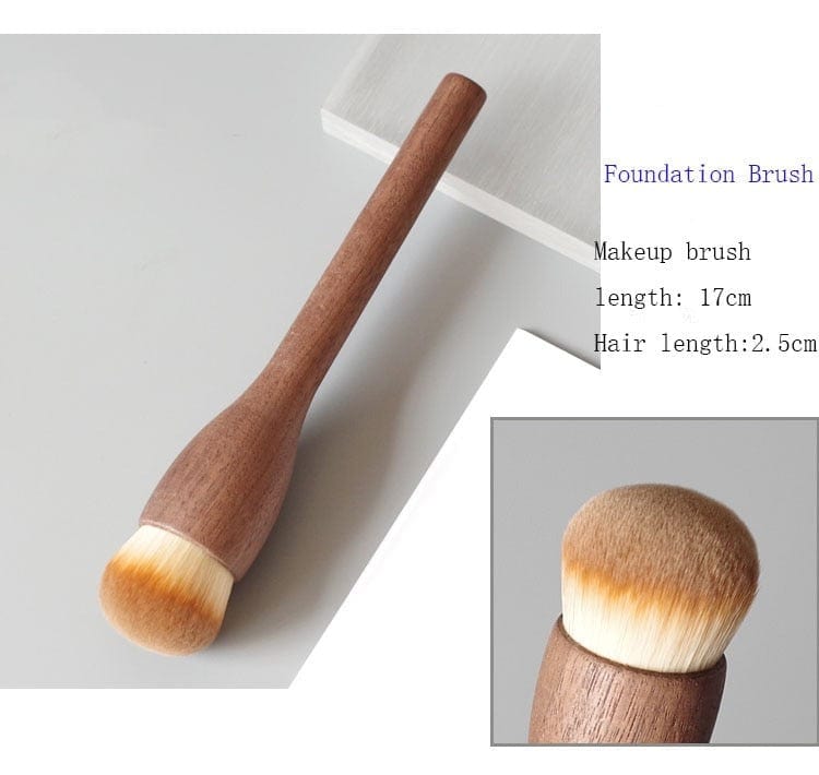 Makeup-Pinsel mit Holzgriff