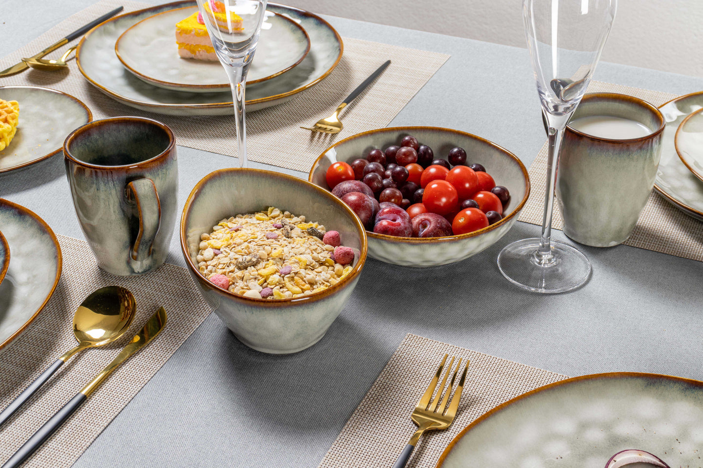 Frendorf | Elegante farbenglasierten Porzellan Royal Teller - klassische Keramikteller - Premium Party-Geschirr für Dining & Unterhaltung
