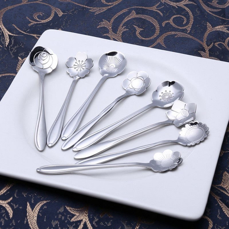 8-teiliges Teelöffelset aus Edelstahl mit Blumenmotiv