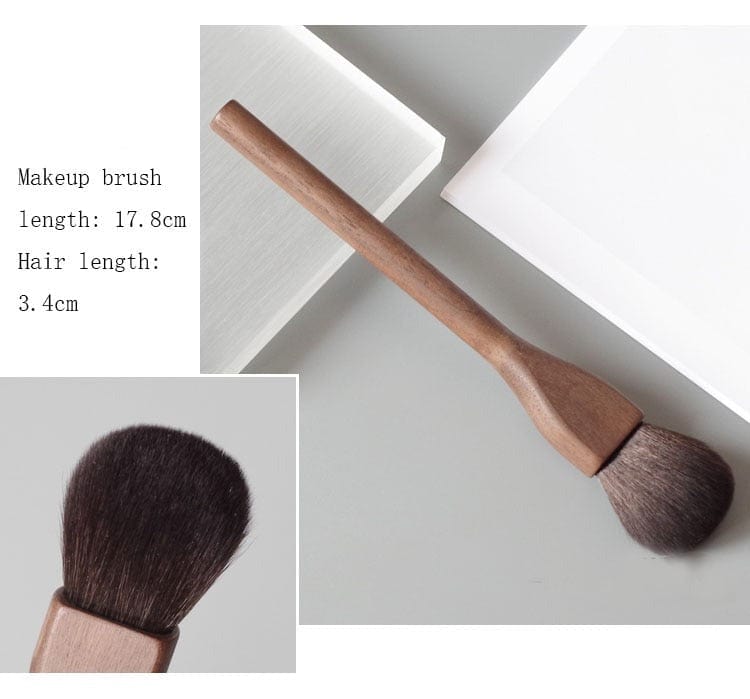 Makeup-Pinsel mit Holzgriff