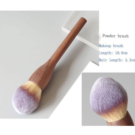 Makeup-Pinsel mit Holzgriff