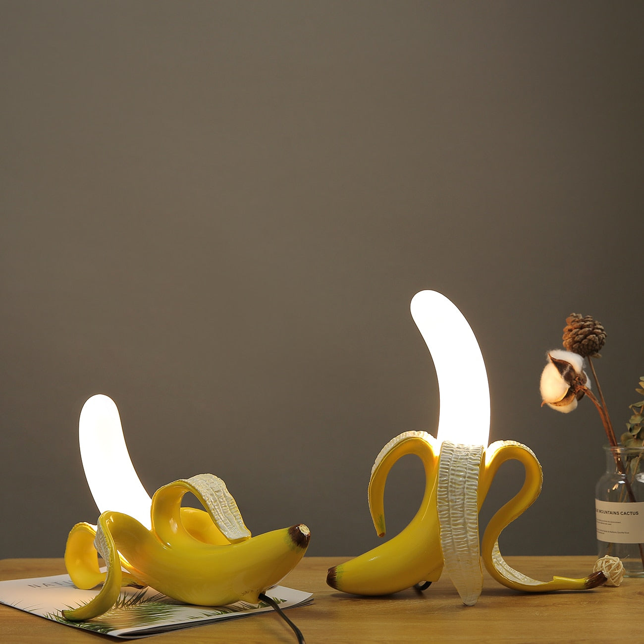 Frendorf | Chiquita Charm - Verspielt Tischlampe mit Banane und USB-Anschluss | Perfekte Ergänzung für jedes Zuhause oder Büro