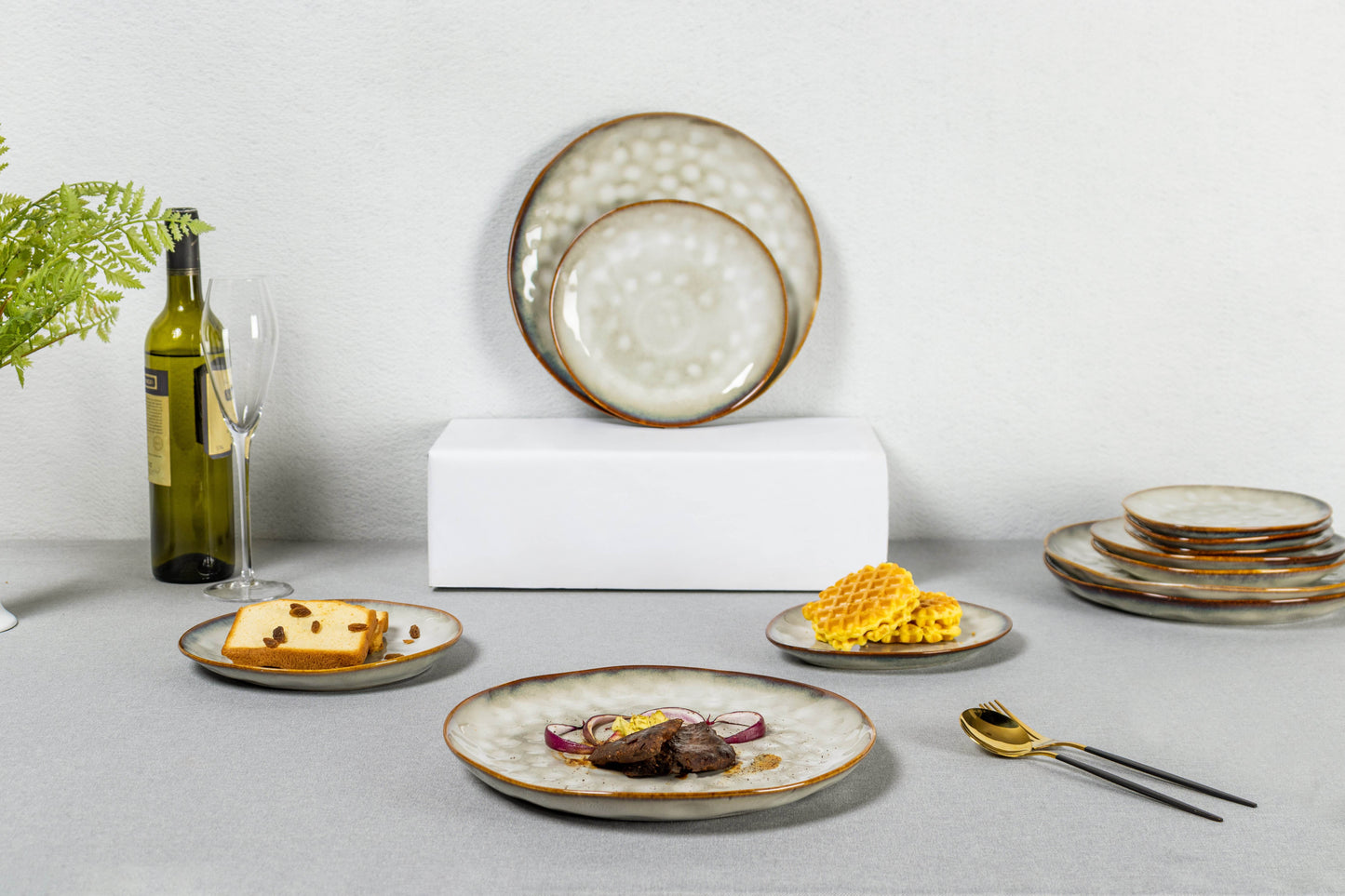 Frendorf | Elegante farbenglasierten Porzellan Royal Teller - klassische Keramikteller - Premium Party-Geschirr für Dining & Unterhaltung