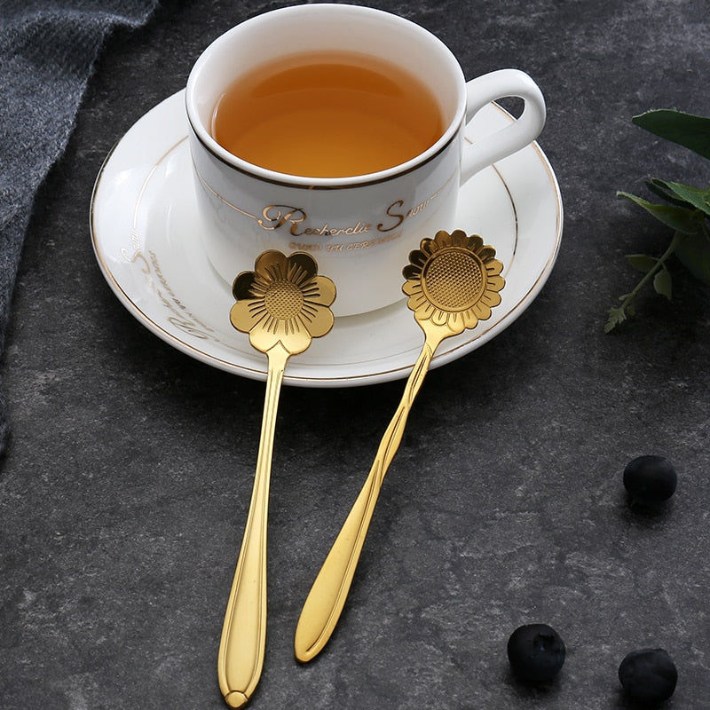 8-teiliges Teelöffelset aus Edelstahl mit Blumenmotiv