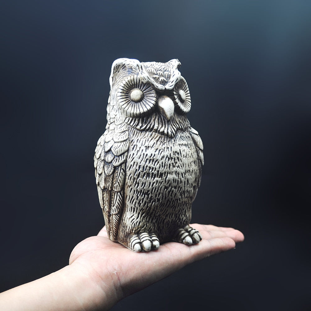 Realistische Eulen-Gartenstatue: Dekorative Vogelscheuche