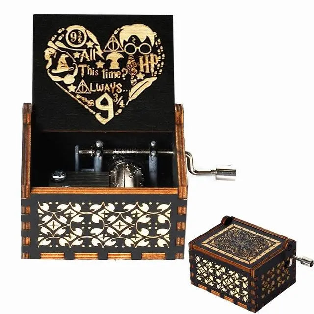 Neueste Design Anime Howl's Moving Castle Musikthema Antik geschnitzte Holz Handkurbel Musikbox Kinderspielzeug Weihnachtsgeschenk