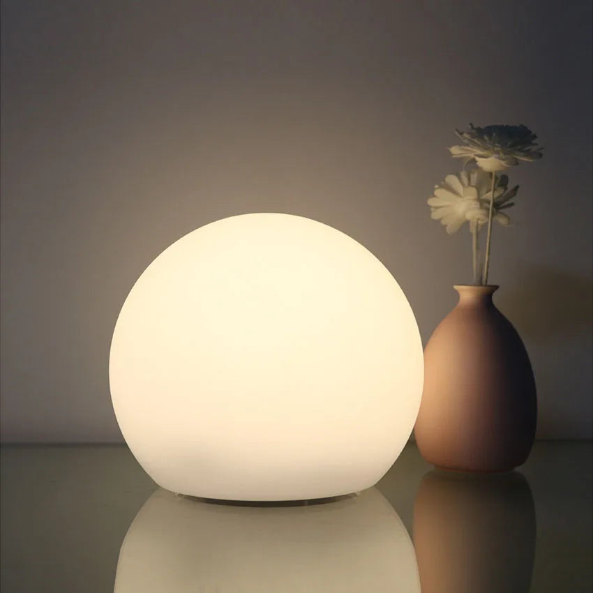 GlowSphere – Tischlampe mit modernem weltlichem Charme