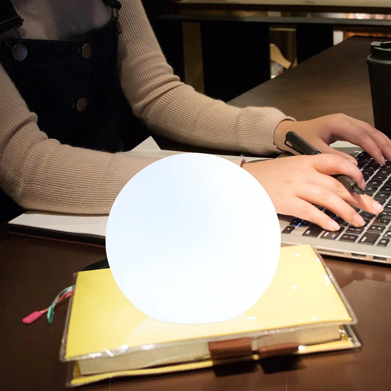 GlowSphere – Tischlampe mit modernem weltlichem Charme