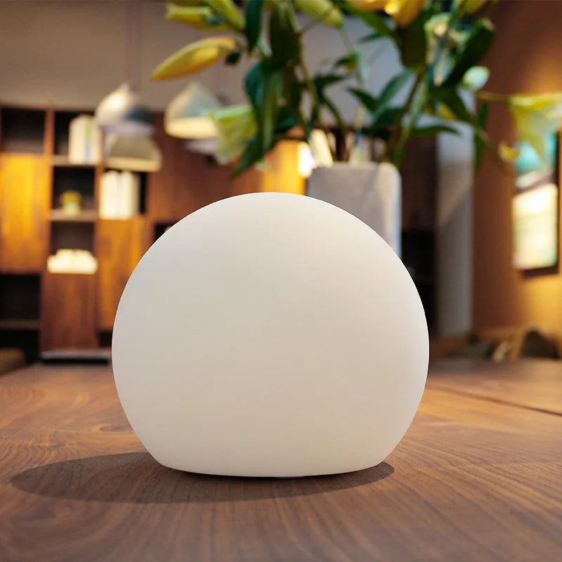 GlowSphere – Tischlampe mit modernem weltlichem Charme
