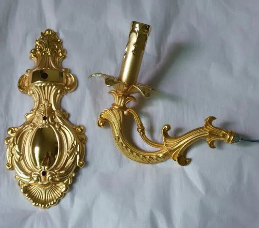 Frendorf | RegalGlow - Barock Wandleuchte in Gold mit Kristallakzenten
