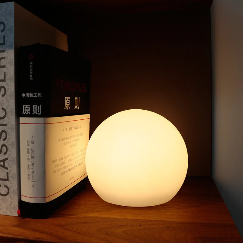 GlowSphere – Tischlampe mit modernem weltlichem Charme