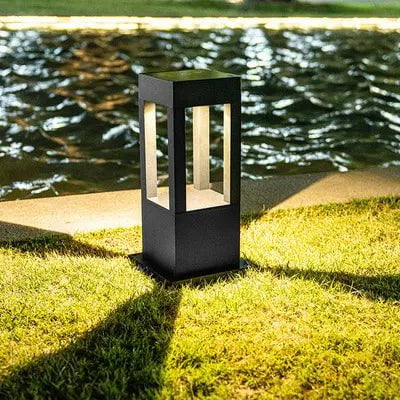 Frendorf | SolaraNova Solarbetriebene Säulenlampe | Nachhaltige Gartenbeleuchtung | LED Außenleuchte | Wetterfest | Solarbetriebene Lichtquelle für Terrasse & Garten