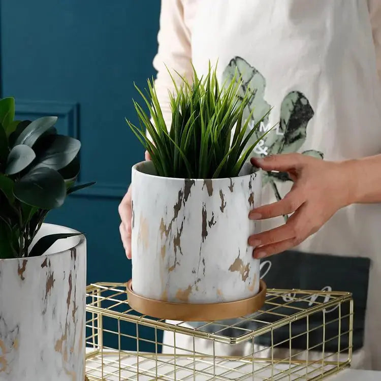 Handgefertigter Planter mit goldener Unterlage
