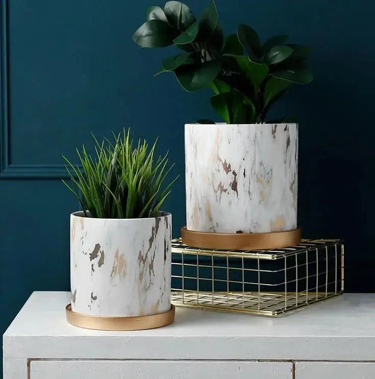 Handgefertigter Planter mit goldener Unterlage