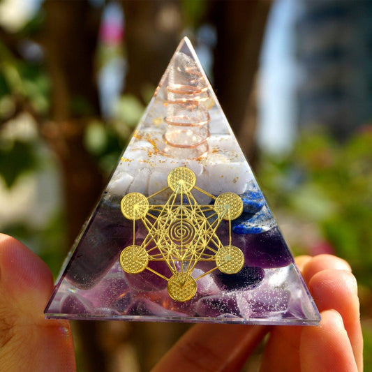 #41 - Handgefertigte Orgonitpyramide mit Lapislazuli, Fluorit und Bergkristallspitze „POSITIVITÄT“