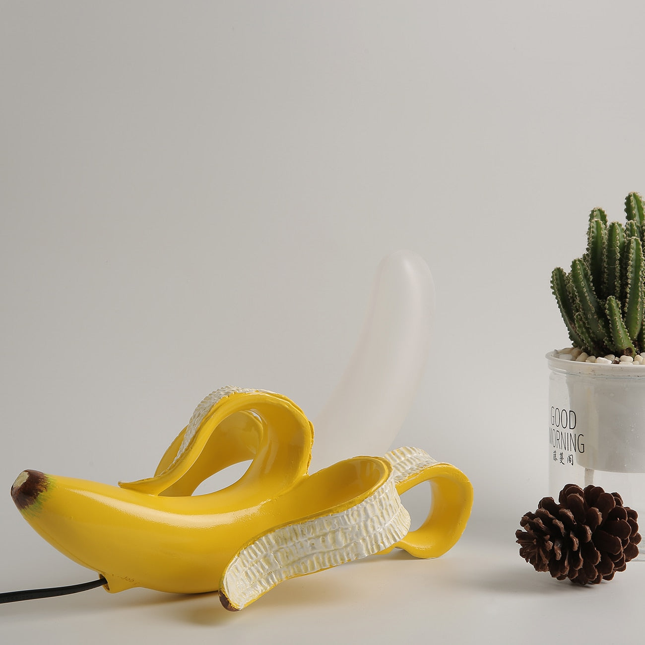 Frendorf | Chiquita Charm - Verspielt Tischlampe mit Banane und USB-Anschluss | Perfekte Ergänzung für jedes Zuhause oder Büro