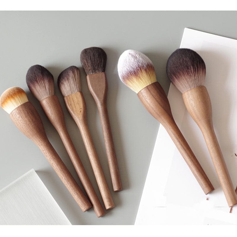 Makeup-Pinsel mit Holzgriff