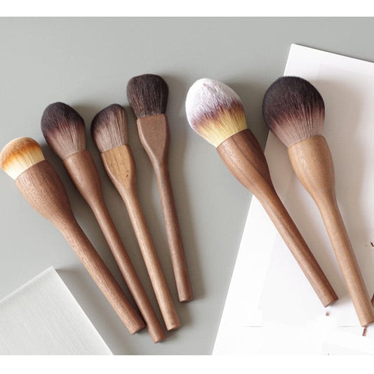 Makeup-Pinsel mit Holzgriff