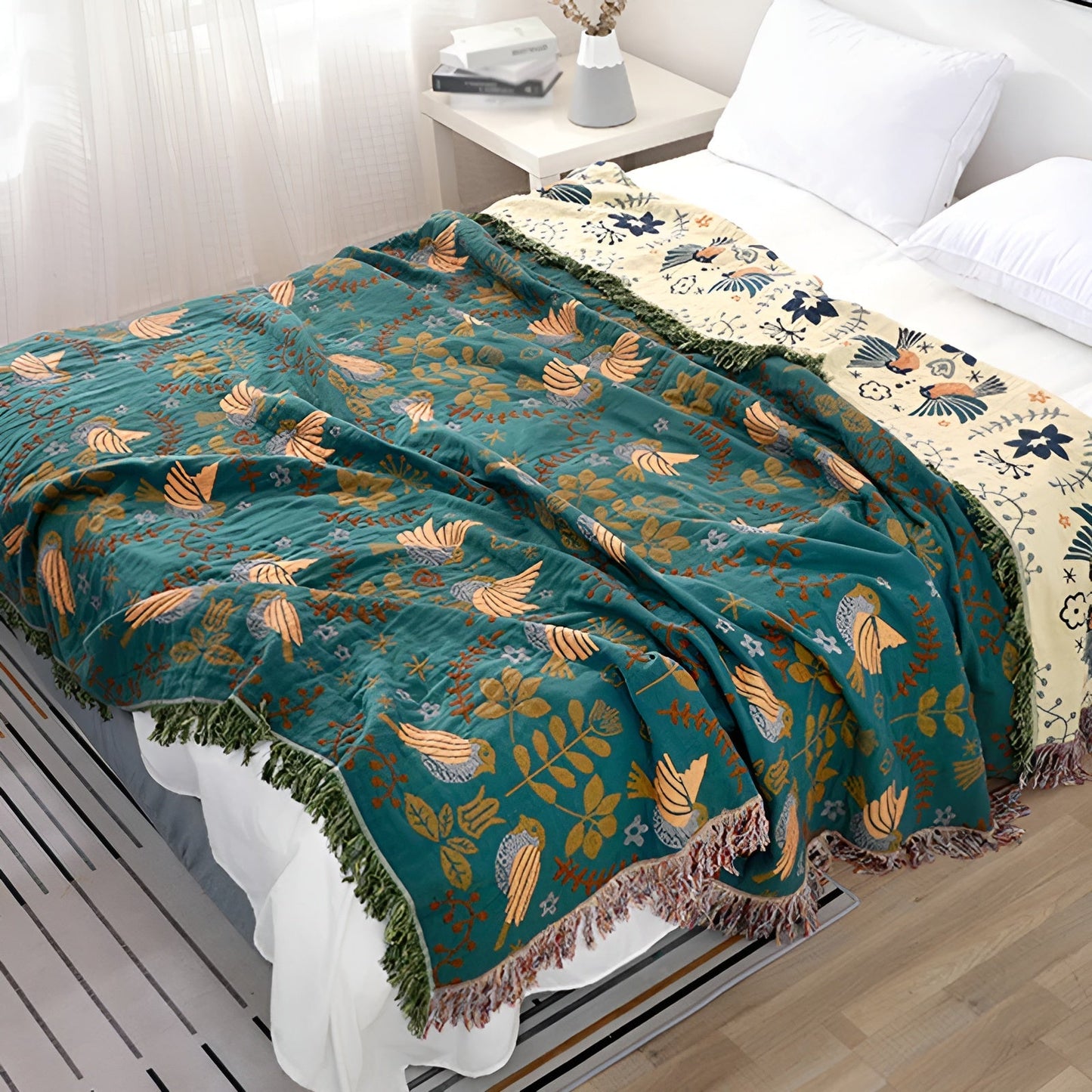 Frendorf | Boho Decke - Wendbare bestickte Baumwolldecke mit Vögeln und Blumen