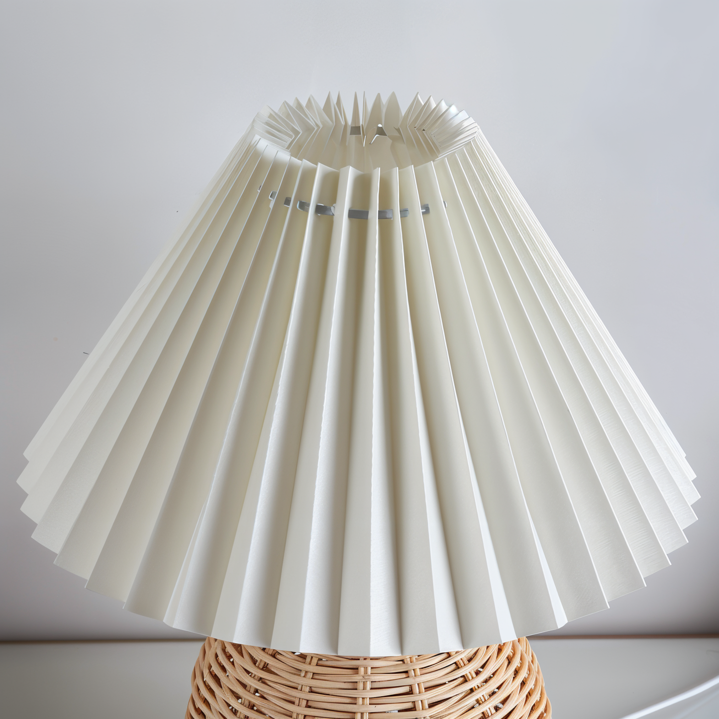 Frendorf | Brolly Plissierte Tischlampe - Retro Rattan Lampe - Konische Tischlampe