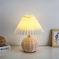 Frendorf | Brolly Plissierte Tischlampe - Retro Rattan Lampe - Konische Tischlampe