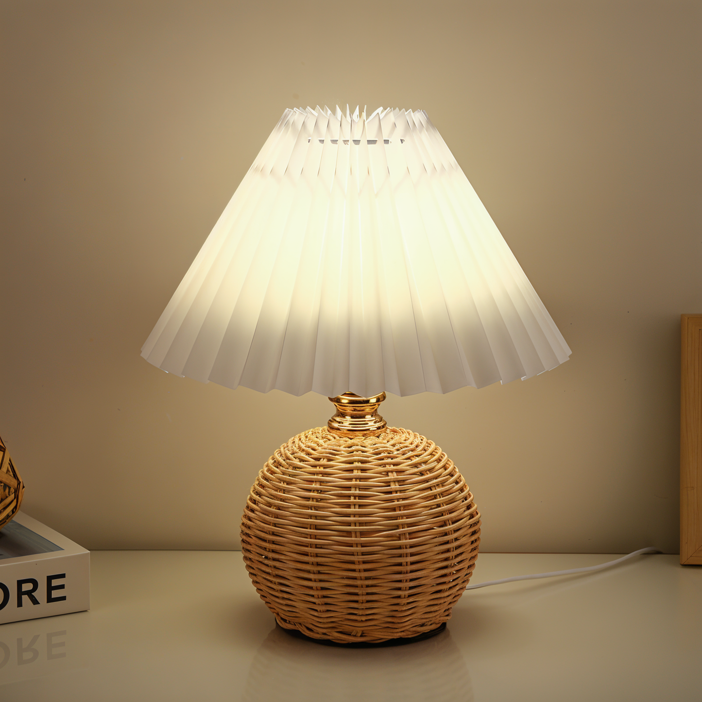 Frendorf | Brolly Plissierte Tischlampe - Retro Rattan Lampe - Konische Tischlampe