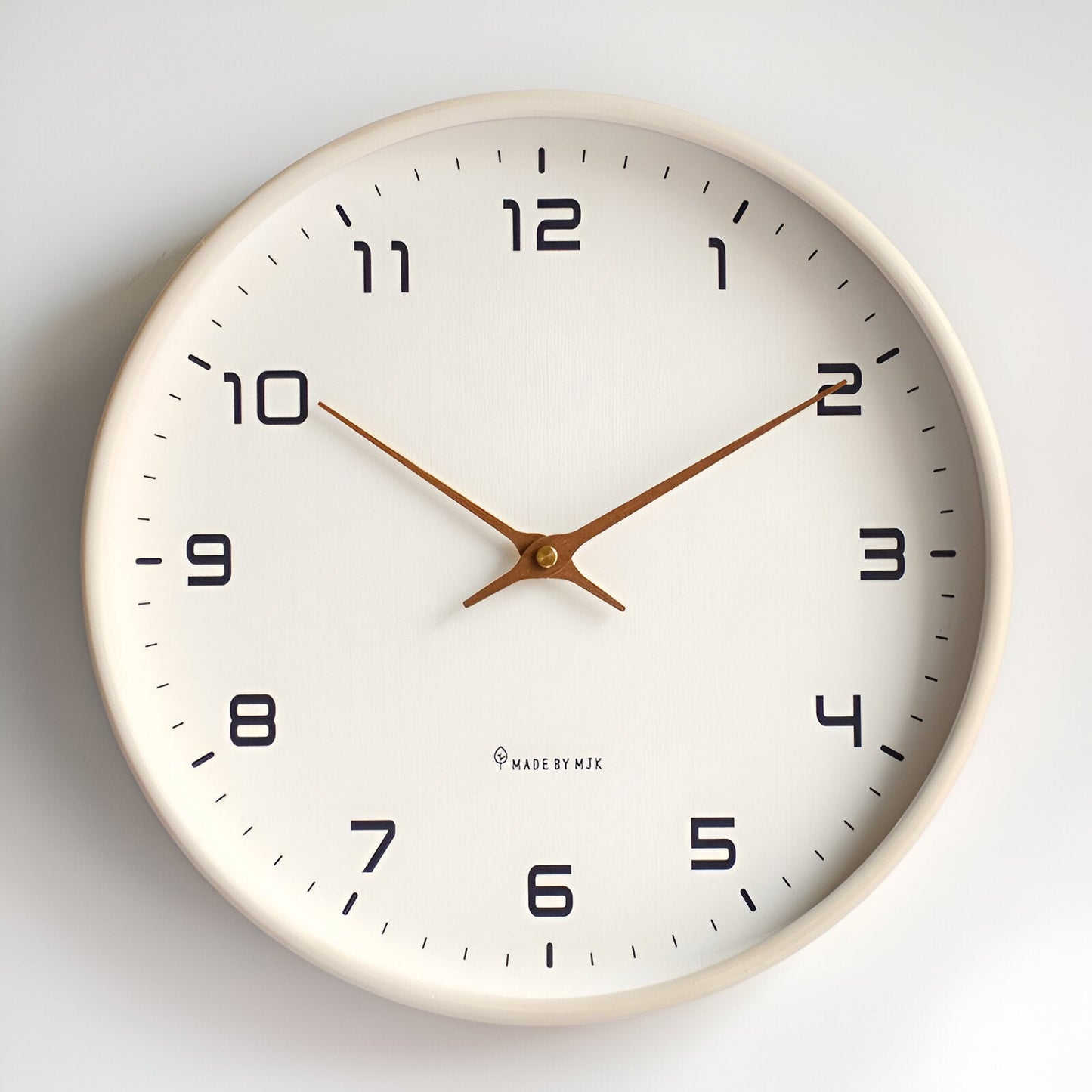 Frendorf | EleQuartz Uhr - Runde Wanduhr - Nordische Holz Wanduhr