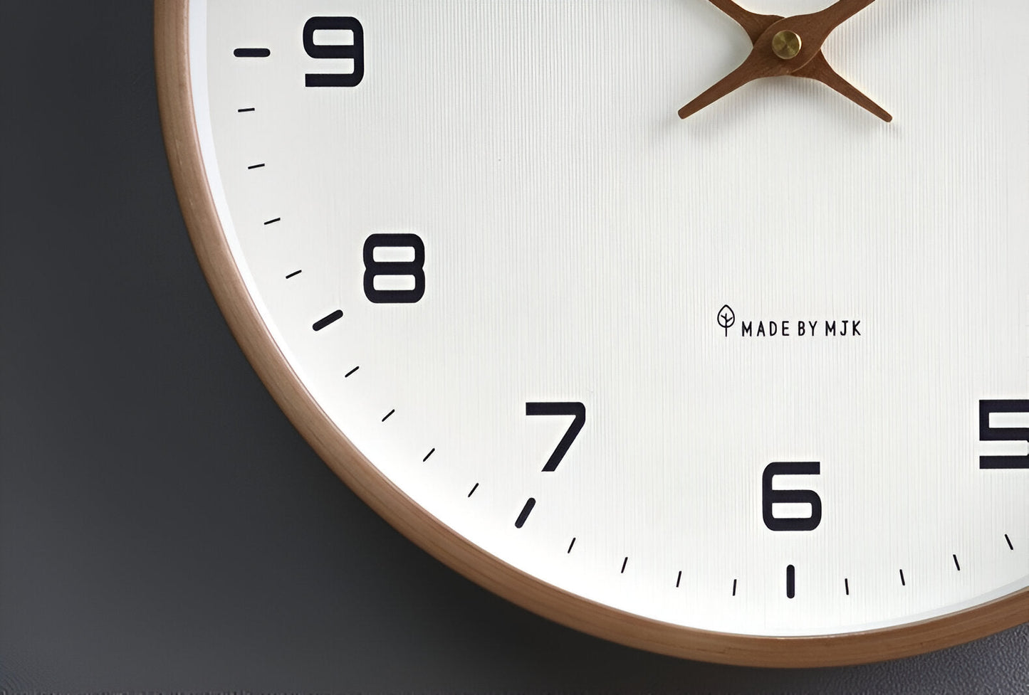 Frendorf | EleQuartz Uhr - Runde Wanduhr - Nordische Holz Wanduhr