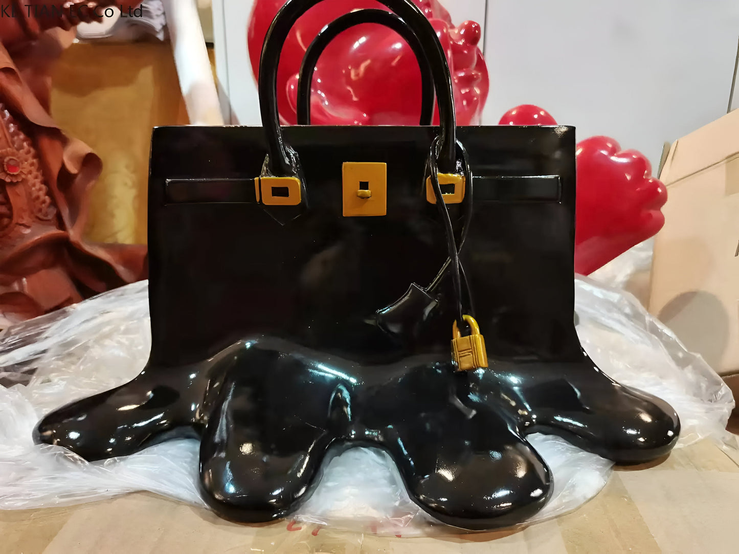 Frendorf | LuxuPurse Vasen - Stilvolle Blumentaschenvase aus Harz