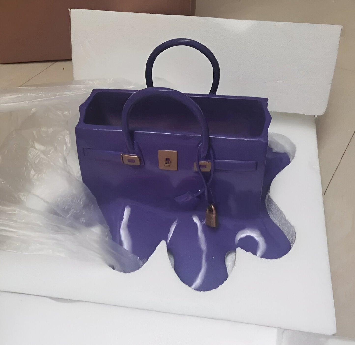 Frendorf | LuxuPurse Vasen - Stilvolle Blumentaschenvase aus Harz